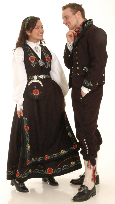 Par i tradisjonelle norske bunader med broderte roser
