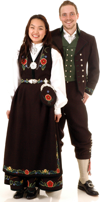 Mann i grønn bunadsvest med sølvknapper